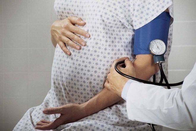 أهمية المتابعة المنتظمة خلال الحمل: مراحلها وفوائدها للأم والجنين